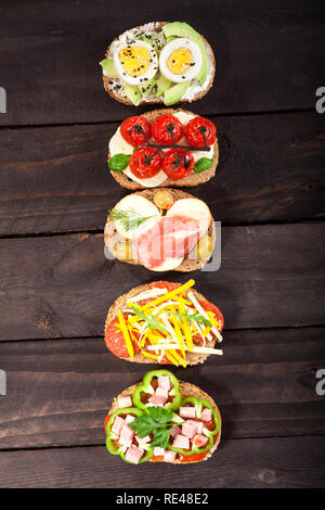 Mini sandwiches alimentaires. Brushetta ou d'authentiques tapas espagnoles traditionnelles pour le déjeuner table. En-cas délicieux antipasti, apéritif, pique-nique sur la partie ou t Banque D'Images