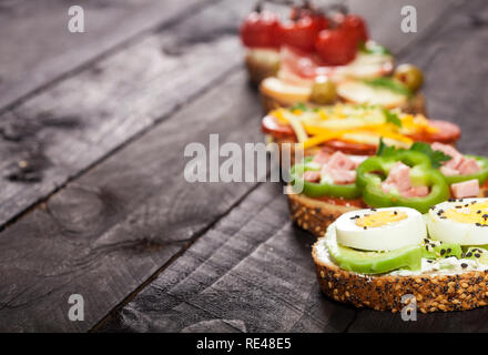 Mini sandwiches alimentaires. Brushetta ou d'authentiques tapas espagnoles traditionnelles pour le déjeuner table. En-cas délicieux antipasti, apéritif, pique-nique sur la partie ou t Banque D'Images