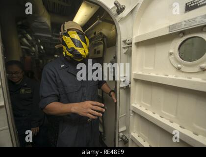 Golfe d'OMAN (nov. 13, 2016) Maître de 3e classe Giovanni Gonzalez participe à un exercice d'entraînement de sortie à bord du destroyer lance-missiles USS Roosevelt (DDG 80). Roosevelt, déployés dans le cadre du groupe aéronaval d'Eisenhower, appuie les opérations de sécurité maritime et les efforts de coopération en matière de sécurité dans le théâtre dans la 5e flotte américaine zone d'opérations. Banque D'Images