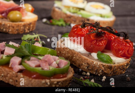 Mini sandwiches alimentaires. Brushetta ou d'authentiques tapas espagnoles traditionnelles pour le déjeuner table. En-cas délicieux antipasti, apéritif, pique-nique sur la partie ou t Banque D'Images