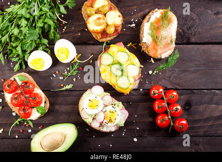 Mini sandwiches alimentaires. Brushetta ou d'authentiques tapas espagnoles traditionnelles pour le déjeuner table. En-cas délicieux antipasti, apéritif, pique-nique sur la partie ou t Banque D'Images