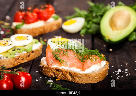 Mini sandwiches alimentaires. Brushetta ou d'authentiques tapas espagnoles traditionnelles pour le déjeuner table. En-cas délicieux antipasti, apéritif, pique-nique sur la partie ou t Banque D'Images