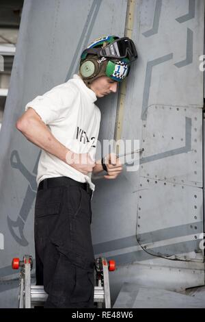 U.S. 5ÈME ZONE DES OPÉRATIONS DE LA FLOTTE (nov. 27, 2016) Maître de 2e classe Justin Wright s'occupe de l'entretien d'un F/A-18F Super Hornet affectés à des combats d'épées de Strike Fighter Squadron (VFA) 32 dans la zone du porte-avions USS Dwight D. Eisenhower (CVN 69) (Ike). Wright travaille comme technicien en électronique d'aviation à bord d'Ike. Ike et son groupe aéronaval sont déployés à l'appui de l'opération inhérents à résoudre, les opérations de sécurité maritime et les efforts de coopération en matière de sécurité dans le théâtre dans la 5e flotte américaine zone d'opérations. Banque D'Images