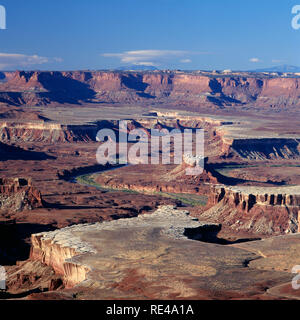 USA, Utah, Canyonlands National Park, Vue du Green River surplombent avec twisted, aux pentes raides et canyon d'environ 2000 ft. ci-dessous, l'île dans le ciel Distric Banque D'Images