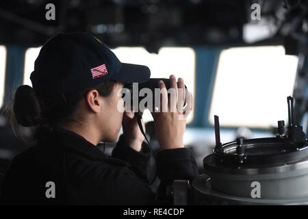 - Détroit de Gibraltar (nov. 30, 2016), l'étoile Caroline Evans, à partir de Peachtree City, Ga., regarde à travers une paire de jumelles alors qu'elle se regarder comme agent de la manoeuvre à bord du destroyer lance-missiles USS Porter (DDG 78) 30 novembre, 2016. Porter est en cours d'opérations navales dans la sixième flotte américaine zone d'opérations à l'appui de la sécurité nationale des États-Unis en Europe. Banque D'Images