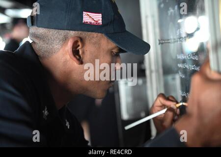 - Détroit de Gibraltar (nov. 30, 2016) Maître de 2e classe Ralph Tassy, de Port-au-Prince, Haïti, écrit des ordres pour être donné sur le 1MC comme le maître de manœuvre de quart à bord du destroyer lance-missiles USS Porter (DDG 78) 30 novembre, 2016. Porter est en cours d'opérations navales dans la sixième flotte américaine zone d'opérations à l'appui de la sécurité nationale des États-Unis en Europe. Banque D'Images