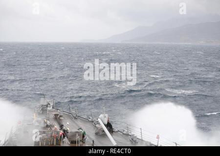 - Détroit de Gibraltar (nov. 30, 2016) La proue du destroyer USS-missiles Porter (DDG 78) 30 novembre 2016, qu'il transite le détroit de Gibraltar. Porter est en cours d'opérations navales dans la sixième flotte américaine zone d'opérations à l'appui de la sécurité nationale des États-Unis en Europe. Banque D'Images