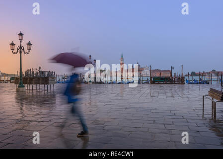 Un homme pressé avec parapluie Banque D'Images