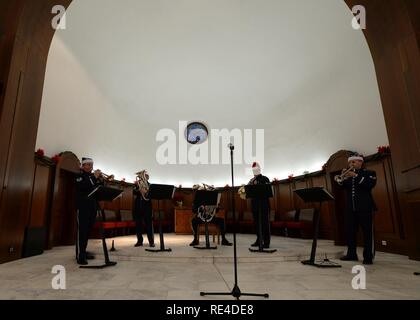 Membres à cinq étoiles en laiton, une composante de l'United States Air Forces in Europe Band, jouer la musique de Noël à Vogelweh complexe militaire, l'Allemagne, le 29 novembre 2016. Cinq étoiles en laiton, joué de la musique de Noël traditionnel lors de l'introduction de la cérémonie dans le cadre du programme Banque D'Images