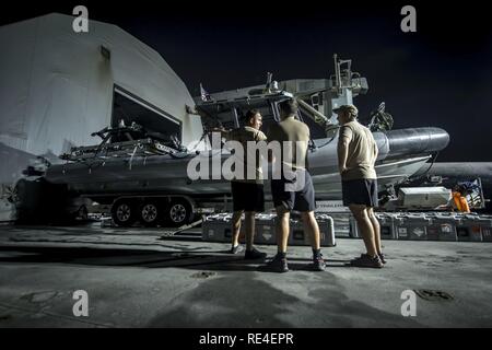 Les marins américains de discuter des plans et des procédures pour la prochaine journée de la paix tout en RFA à bord de la baie de Lyme (L3007) au cours U.K.-U.S. Exercice de lutte contre les mines 17-1, le 14 novembre. L'exercice bilatéral sert à renforcer la coopération mutuelle, la lutte contre les mines des capacités et de l'interopérabilité entre les forces navales américaines et britanniques en garantissant le libre échange du commerce, la liberté de navigation et à long terme de la sécurité régionale. Commandant, Task Group 56.1 mène la lutte contre les mines, des explosifs et munitions, plongée de récupération, et de la protection de la force des opérations tout au long de la 5e flotte américaine zone d'opérations. Banque D'Images