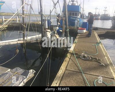 Un incident de la Garde côtière canadienne, l'équipe de la Division de la gestion du secteur du fleuve Columbia dans l'Estrie, en Orégon et Washington State Department of Ecology 41 personnel répondre aux pieds de Charlotte après avoir coulé un navire à la Marina de Westport à Westport, dans l'État de Washington, le 25 novembre 2016. Le personnel de l'IDM répondre à la pollution, tous les incidents de détresse et de menaces, les parties responsables de portefeuille responsables de dommages environnementaux et de nettoyage, et de protéger la vie marine et des ressources naturelles. La Garde côtière américaine Banque D'Images