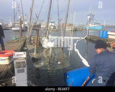 Ministère de l'écologie de l'État de Washington de déployer du personnel autour de la rampe de 41 pieds après avoir coulé un navire Charlotte à la Marina de Westport à Westport, dans l'État de Washington, le 25 novembre 2016. Maintenir des relations avec le personnel de l'IDM, de l'État fédéral, des tribus locales, et les intervenants de l'industrie afin de faciliter la préparation, l'exercice, et de l'intervention pour toutes les manifestations. La Garde côtière américaine Banque D'Images