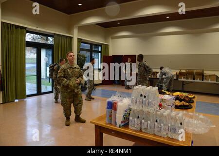 Les soldats du 39e Bataillon du signal, préparer le petit-déjeuner à la Chapelle sur forme Belgique, après avoir participé à un ruck pour la reconnaissance, un 3-mile road mars sur la forme, le 18 novembre 2016. Les collaborateurs dans leur ruck plus de 70 livres d'aliments en conserve et des aliments non périssables ils fait don afin d'aider un organisme de bienfaisance local orphelinat. En face de l'image est U.S. Spec. Zachary C. 385-390 avec 39e Bataillon du signal, un organisateur de l'événement. Banque D'Images