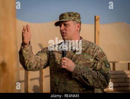 Le chef de l'US Air Force Master Sgt. Samuel Simmons, 435ème aile d'opérations air-terre, chef du commandement des forces aériennes parle avec le 768e Escadron de la base aérienne expéditionnaire pendant un appel sur la base de l'Air 101, Niamey, Niger, le 23 novembre 2016. Au cours d'un voyage de trois jours, Clark s'est rendu en Europe et en Afrique des aviateurs qui appuient l'Armée de l'air en matière de renseignement, surveillance et reconnaissance mission. C'était la première visite de Clark NAS Sigonella, Niamey et Agadez comme commandant de l'Armée de l'air 3. Banque D'Images