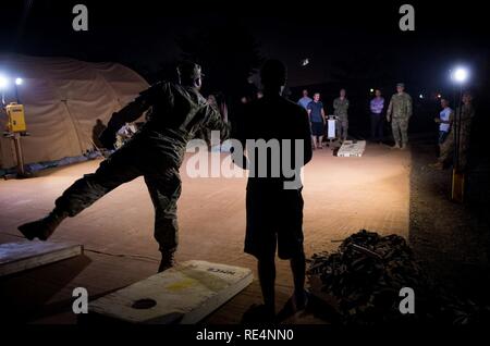 U.S. Air Force le général Richard Clark, commandant de la 3e Air Force, joue avec des aviateurs cornhole 768e Escadron expéditionnaire de la base de l'Air Base Aérienne 101, à Niamey, Niger, le 23 novembre, 2016. Au cours d'un voyage de trois jours, Clark s'est rendu en Europe et en Afrique des aviateurs qui appuient l'Armée de l'air en matière de renseignement, surveillance et reconnaissance mission. C'était la première visite de Clark NAS Sigonella, Niamey et Agadez comme commandant de l'Armée de l'air 3. Banque D'Images