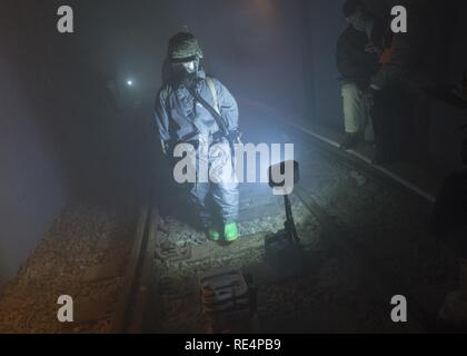 Des soldats américains avec la 59e Compagnie CBRN de Ft. Tambour, NY répondre à un scénario de formation dans le métro rempli de fumée formateur au New York Fire Department's Fire Academy sur Rosevelt Island, le 29 novembre 2016. L'exercice de formation conjointe a été menée par l'armée américaine et FDNY sous la supervision de Commandement du Nord des États-Unis et fournit des soldats et les premiers intervenants l'expérience unique de l'exploitation d'ensemble ensemble au cours d'un complexe chimique, biologique, radiologique ou nucléaire d'urgence. Banque D'Images