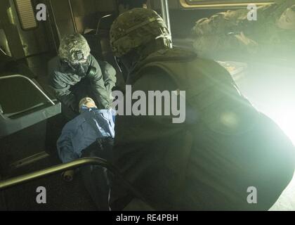 Des soldats américains avec la 59e Compagnie CBRN de Ft. Tambour, NY répondre à un scénario de formation dans le métro rempli de fumée formateur au New York Fire Department's Fire Academy sur Rosevelt Island, le 29 novembre 2016. L'exercice de formation conjointe a été menée par l'armée américaine et FDNY sous la supervision de Commandement du Nord des États-Unis et fournit des soldats et les premiers intervenants l'expérience unique de l'exploitation d'ensemble ensemble au cours d'un complexe chimique, biologique, radiologique ou nucléaire d'urgence. Banque D'Images