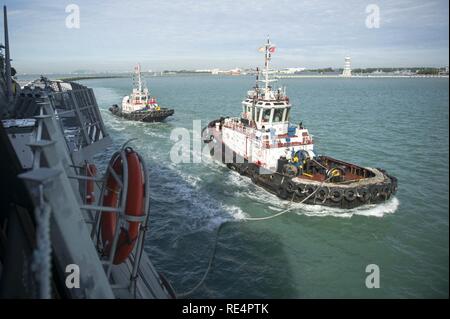 La base navale de Changi, Singapour (30 novembre 2016) guide des remorqueurs USS Coronado (LCS 4) à mesure que le navire s'écarte de la base navale de Changi pour les essais en mer. En ce moment à tour de déploiement à l'appui de l'Asia-Pacific rééquilibrer, Coronado est un navire de guerre rapide et agile sur mesure pour patrouiller les eaux littorales de la région et travailler à coque coque avec des marines, partenaire fournissant 7e flotte avec les capacités flexibles dont elle a besoin maintenant et dans l'avenir. Banque D'Images