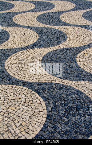 Jouant avec des formes et des motifs différents d'une rue pavée de Lisbonne (Portugal). Le noir et blanc pavées dénudée Banque D'Images