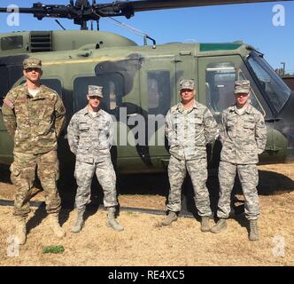 Le s.. Kurtis Crawford (centre droit) et les cadres supérieurs d'un membre de Tyler McPhail (droite), tous deux assignés à la 512th Airlift Vol de contrôle, Dover Air Force Base, Del., a obtenu le 18 novembre 2016, à partir de l'Armée de l'air de l'École d'assaut à Ft. Benning, Ga. Crawford, un C-17, arrimeur et McPhail, un spécialiste de commandement et de contrôle, sont le premier vol de transport aérien réserve les membres à compléter les 12 jours destiné à préparer les soldats pour les opérations mobiles de l'air. Également sur la photo sont deux aviateurs en service actif qui ont obtenu leur diplôme dans la même classe ; ils sont le s.. Phillip Zakarain, Moody Air Force Base, Ga., et Banque D'Images