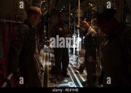 Airman Senior Francia Holt, un soutien à un largage de haute altitude (HAAMS) Technicien en physiologie dirige l'équipage avant d'un C-130J Hercules un largage du personnel à la base aérienne de Little Rock, Ark. Le 16 novembre, 2016. Holt et ses collègues techniciens HAAMS fournir soutien physiologique en vol pour les équipages, les forces d'opérations spéciales, les parachutistes de haute altitude, et d'autres organismes de défense qui effectuent les opérations de largage non pressurisée à 20 000 pieds et au-dessus du niveau moyen de la mer. Banque D'Images