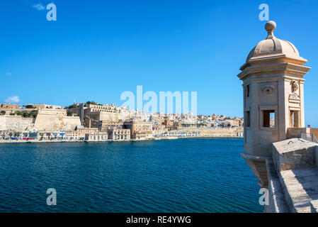 Vue sur le Grand Port et La Valette vu de jardins Gardjola à Gzira, Malte Banque D'Images