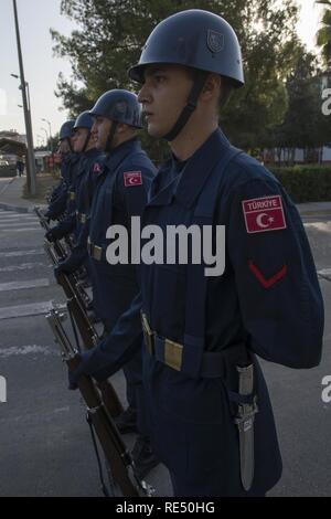 Les membres du 10e Commandement de la base des pétroliers à la garde d'honneur reste parade au cours d'une cérémonie commémorative pour Mustafa Kemal Atatürk le 10 novembre 2016, à la base aérienne d'Incirlik, en Turquie. Rendre hommage à la Turquie avec Ataturk memorial services à l'échelle du pays le 10 novembre, chaque année. Banque D'Images