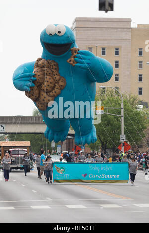 Louisville, Kentucky, USA - Mai 03, 2018 : Pegasus le défilé, un grand ballon en forme de Sesane street's Cookie Monster Banque D'Images