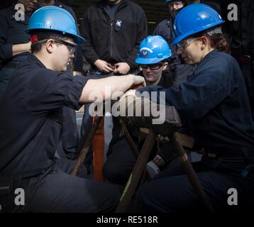 NEWPORT NEWS, Virginie (nov. 8, 2018) --électricien (nucléaire) 2e classe Zach Lewis, gauche, de Cambridge, de l'Ohio, électricien, d'officier de 3e classe (nucléaire) Cassandra Adams, centre, du Tyconderoga, New York, et compagnon du machiniste (nucléaire) Smith-Normand 3e classe Soleil, de Nevada City, Californie, tous affectés à l'USS Gerald R. Ford (CVN 78) Ministère du réacteur, une rupture du tuyau de raccordement au cours du contrôle des avaries qui a eu lieu dans le hangar du navire. Ford est actuellement en post-shakedown la disponibilité de Huntington Ingalls Industries-Newport News Shipbuilding. Banque D'Images