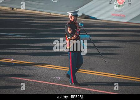 GySgt Marines des États-Unis. Robert Brooks, tambour-major de la 1 Division de marines Band, joue avec l'United States Marine Corps composite de la côte ouest de la 130e assemblée annuelle de la bande Rose Bowl Parade à Pasadena, CA. le 1er janvier 2019. L'United States Marine Corps Band composite de la côte ouest est composée de Marines de la 1 Division de marines Band, 3e Division Avions Marine Band, et bande marine de San Diego. Ils jouent de la musique de tradition militaire pour mettre en valeur le patriotisme et la cohésion à travers la musique entre les militaires et le peuple américain. Banque D'Images