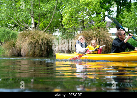 CHRISTCHURCH, Nouvelle-zélande - le 10 octobre 2018 ; famille de trois temps enjoyng kayak sur la rivière Avon. Banque D'Images