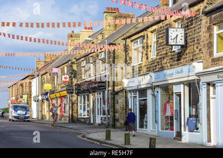 Rue principale au lever du soleil, Largs, Northumberland, England, United Kingdom Banque D'Images