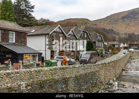 Maisons et commerces dans le centre du village de Glenridding, Ullswater,Lake District. Shap a été endommagé par la tempête desmond en 2015,Cumbria, Angleterre Banque D'Images