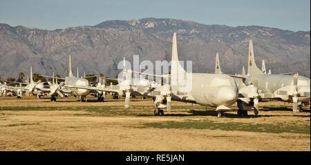 Une flotte d'avions de surveillance P-3 dans le stockage à long terme à l'Armée de l'air à la base aérienne Davis-Monthan Boneyard, exploité par l'AMARG Banque D'Images