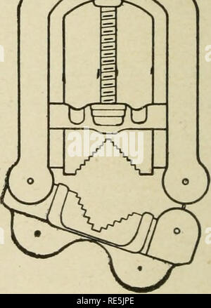 . Beurre de fabrique de décisions. Le beurre. Fig. 88.-alligator réglable clé. Les joints du tuyau, comme les syndicats, devraient être équipés de gaz arc-en-ciel- kets à qui un peu de graphite ou craie est ajoutée pour empêcher leur coller aux joints. Des tuyaux qui doivent être fréquemment démontés doivent être joints. Ces mettra fin à l'utilisation de joints qui sont inquiétants dans de tels cas. Raccords à vapeur. L'utilisation des raccords pour un demi à deux tuyaux de 81 cm devrait toujours être à portée de main. Les raccords sont les coudes, nip- ples, bagues, tees (Ts), les bouchons. O =CF =0 r^^. Fig. 89-Vice. d'écrous de blocage, les accouplements, la réduction coupl Banque D'Images