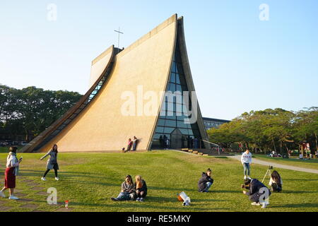 La Luce chapelle qui est un monument de Tunghai University. Les gens de prendre des photos en face de l'église. Banque D'Images