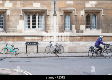 Un cycliste rides passé le mur extérieur de l'Exeter College, Université d'Oxford, Angleterre, sur Turl street. Banque D'Images