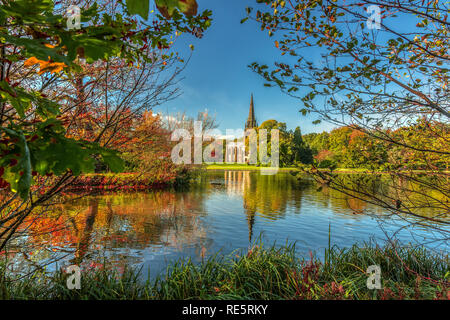 La chapelle de Clumber Park in autumn Banque D'Images