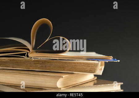 Vieux livre page décorer à forme de coeur pour l'amour de la Saint-Valentin avec arrière-plan flou et esprit vintage. Composition de l'amour, l'apprentissage, s Banque D'Images