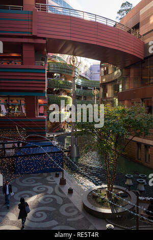 Fukuoka, Japon - 15 novembre 2018 : Canal city Hakata Fukuoka avec un canal artificiel qui traverse Banque D'Images