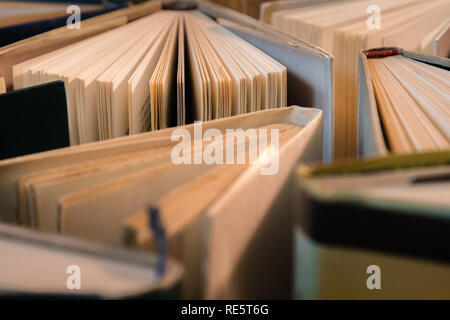 Vieux livres reliés et utilisés, les manuels vu de dessus sur plancher en bois. Le livre et la lecture sont essentiels pour l'amélioration de soi, d'acquérir des connaissances Banque D'Images