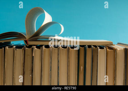 Vieux livre page décorer à forme de coeur pour l'amour de la Saint-Valentin avec arrière-plan flou et esprit vintage. Composition de l'amour, l'apprentissage, s Banque D'Images