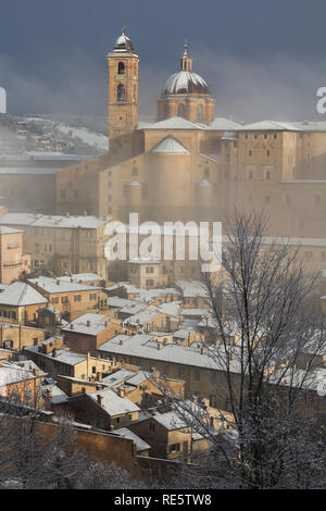 La cathédrale d'Urbino avec snow Banque D'Images