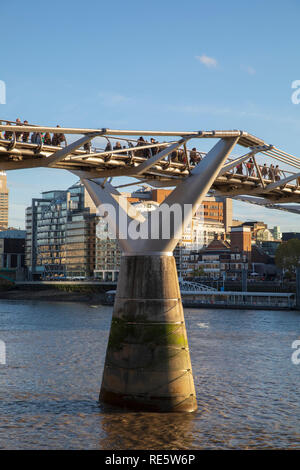 Le Pont du Millenium (détail), Londres, Angleterre. Banque D'Images