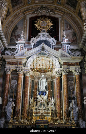 NAPLES, ITALIE - 22 août 2018 : l'intérieur de l'église de Gesù Nuovo à Naples City Banque D'Images