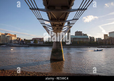 Le dessous de la Millennium Bridge à Londres, en Angleterre, avec la Tate Modern en arrière-plan. Banque D'Images