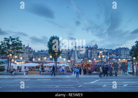 Les gens profitent des stands de restauration de rue sur l'esplanade de Princes Street dans le centre-ville d'Édimbourg pour le Festival d'Édimbourg. Banque D'Images