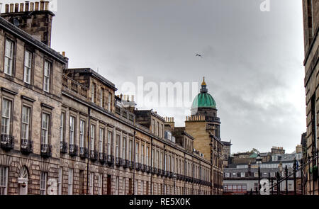 Une photographie d'une vue typique de l'Ouest de la ville d'Edimbourg avec le célèbre green de copola d'archives nationales de l'Écosse à l'arrière Banque D'Images