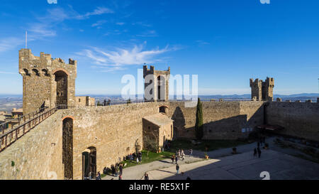 Janvier 2019. Vue de l'intérieur de la forteresse de Montalcino. Une grande visibilité et les tours ouvertes à l'interne. Janvier 2019 à Sienne Banque D'Images