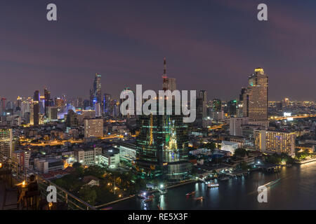 La ville de Bangkok, en Thaïlande, au-dessus de la rivière Chao Phraya Banque D'Images